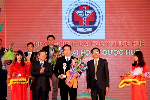 Trường Đại học Y Dược Huế nhận Giải thưởng: “100 thương hiệu Việt bền vững 2015”